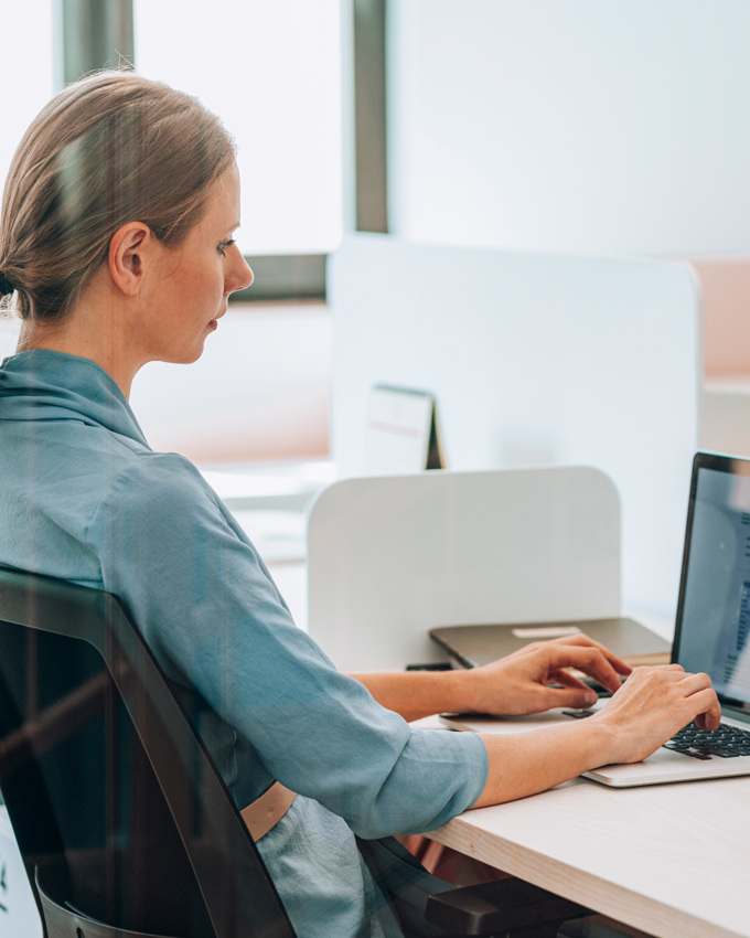 Forretningskvinde, der arbejder på hendes kontor