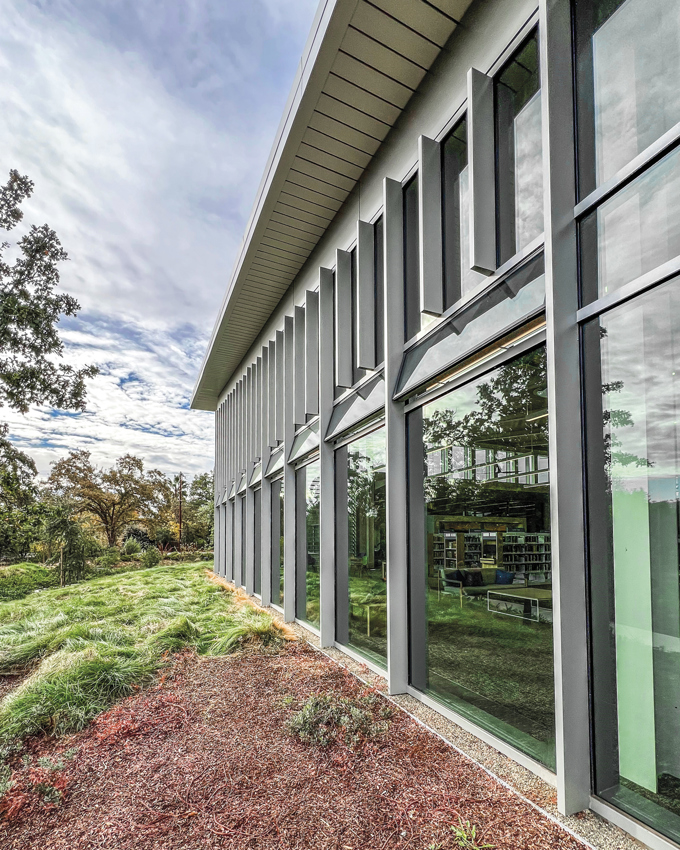 La façade avec des fenêtres ouvertes