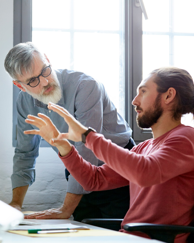 Forretningsmand, der deler ideer med en kollega på kontoret