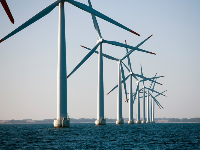 Éoliennes au bord de la mer