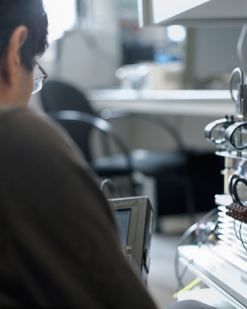 Elektronikingenieur bei der Arbeit