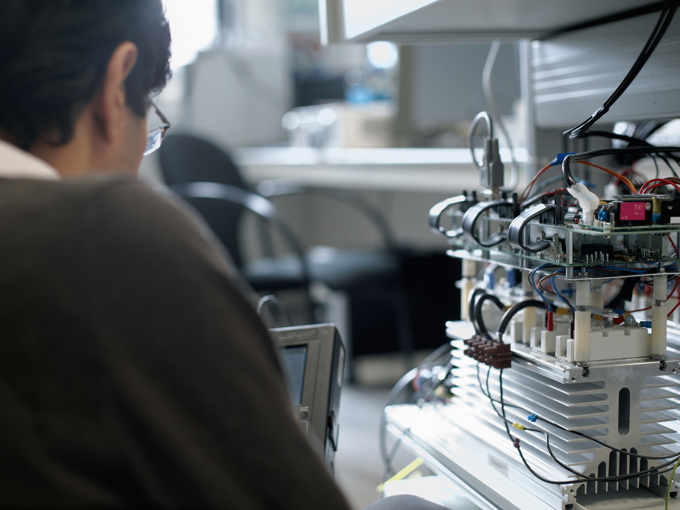 Ingénieur en électronique au travail